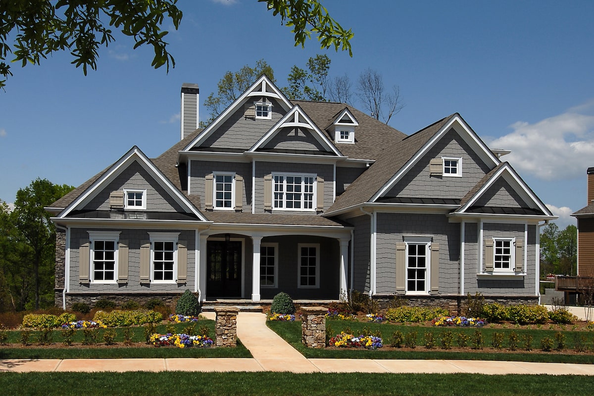 Front elevation of Traditional home (ThePlanCollection: House Plan #198-1089)