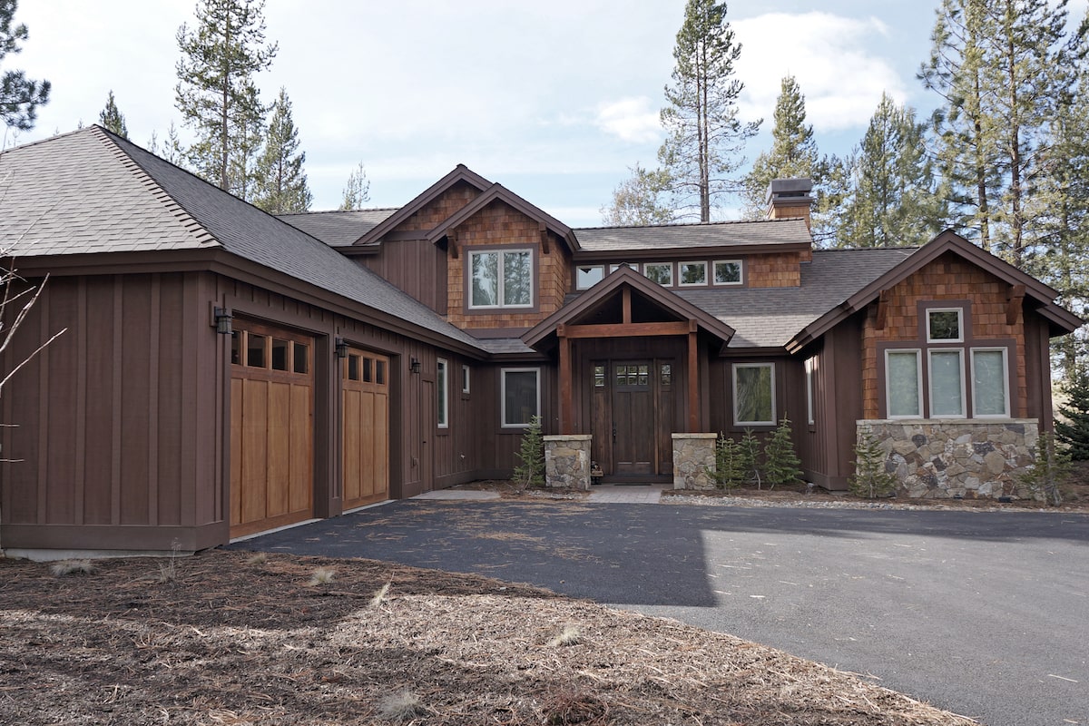 Front elevation of Rustic home (ThePlanCollection: House Plan #202-1008)
