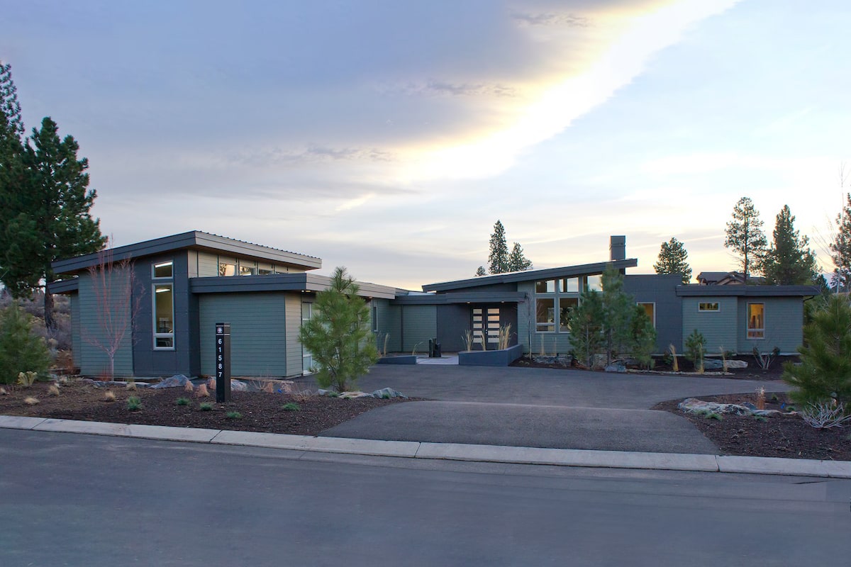 Modern style home (ThePlanCollection: Plan #202-1020)