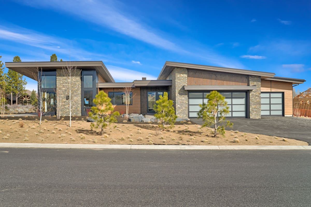 Contemporary home (ThePlanCollection: Plan #202-1029)